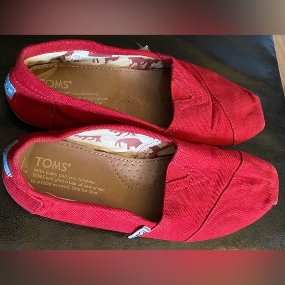 Woman’s Red Toms Size 7 - Picture 2 of 7